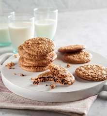 Biscuiți cu unt de migdale și fulgi de ovăz