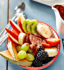 Obstsalat mit Schokoladenzabaglione