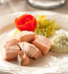 Dados de salmón al vapor con salsa de aguacate