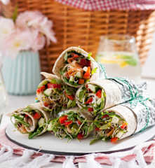 Rollsy z tortilli z serkiem chrzanowym, warzywami i łososiem