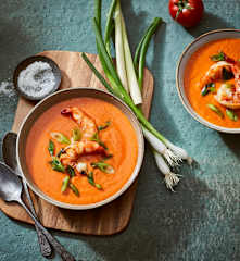 Tomaten-Kokos-Suppe mit Garnelen