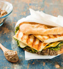 Halloumi-Pitas mit Melanzanicreme