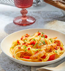 Camarones picantes con ajo y tomate cherry