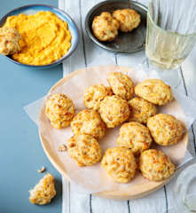 Boulettes d'asperges au gruyère, dip de carotte cumin-sésame