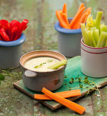 Fondue ziołowo-serowe ze słupkami warzyw