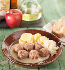 Albóndigas de cerdo con chucrut y patatas