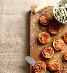 Souflezinhos com molho de tomate e arroz de espinafres