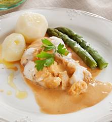 Merluza rellena con ajada de gambas