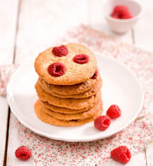 Ciastka z malinami i białą czekoladą