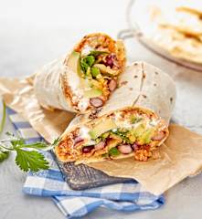 Burrito mit Hack-Bohnen-Füllung und Avocado