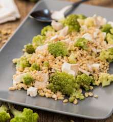 Insalata di grano, tacchino e cavolfiore