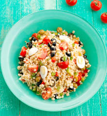 Salada de trigo com pimentos e azeitonas