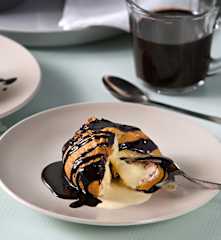 Helado frito con sirope de chocolate