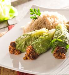 Rollitos de lechuga rellenos de carne