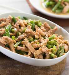 Judías verdes al vapor con pollo en salsa y cacahuetes