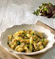 Fusilli con alcachofas y guisantes