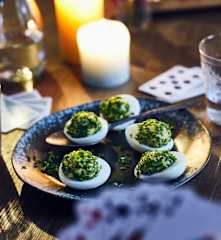 Gefüllte Eier mit Kräuter-Käse-Kugeln