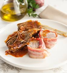 Solomillo ibérico con alcachofas en salsa de choriceros