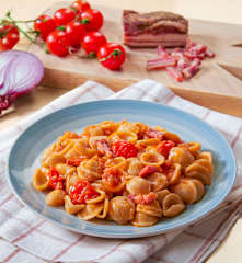 Orecchiette integrali con pomodori, bacon e cipolle