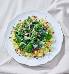 Feldsalat auf Kartoffelbett mit Specktopping