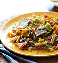 Fusilli com legumes e nozes