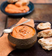 Pasta z pieczonej papryki i orzechów włoskich (Muhammara)