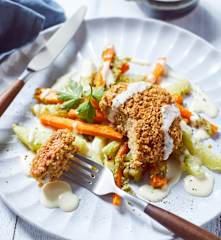 Grünkernfrikadellen mit Gemüse-Pommes und Parmesansauce