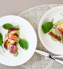 Haddock fumé, betterave et crème d'avocat-coco, chips de lard fumé