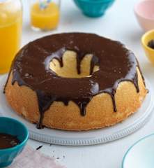 Bolo com cobertura de chocolate
