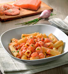 Tortiglioni mit Lachs und Crevetten