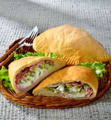 Calzone rellenos con calabacín, queso y jamón