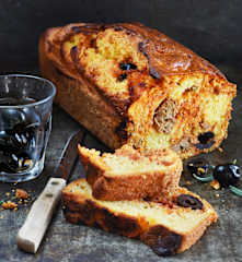 Cake au thon, polenta et olives noires