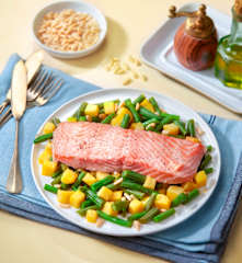 Insalata di salmone con fagiolini, patate e pinoli