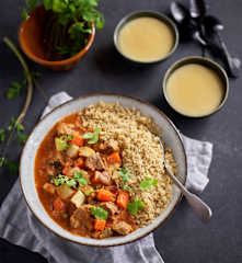 Lamm-Gemüse-Ragout mit Couscous und Vanillepudding