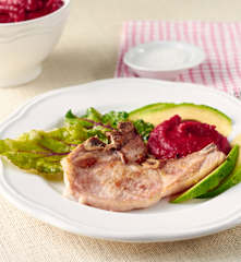 Chuletas de cerdo con puré de remolacha