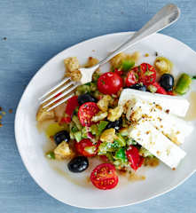 Salade à la grecque et croûtons