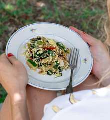 Millet com legumes e molho tahini