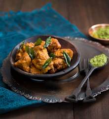 Kurczak 65 z zielonym chutneyem