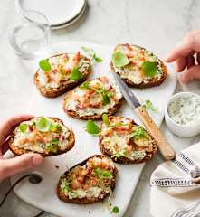 Tartines aux comté, parmesan, lardons et roquette