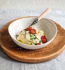 Basilikum-Risotto mit Mozzarella und Schmortomaten