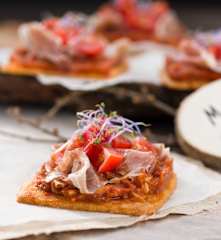 Galletas de parmesano con tomate y jamón
