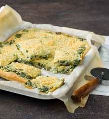 Pizza con bechamel de espinacas