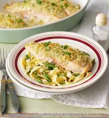 Salmón en costra de almendras con tagliatelle de espárragos
