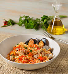Espaguetis con mejillones y chirlas