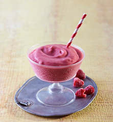 Smoothie de frutos rojos con yogur