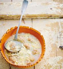 Caldo de cebola com ovo esfarrapado