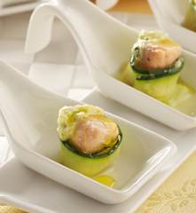 Rotolini di zucchine e salmone con salsa al curry