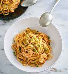 Linguine com camarão e alcachofra