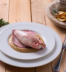 Calamari ripieni su crema di pane