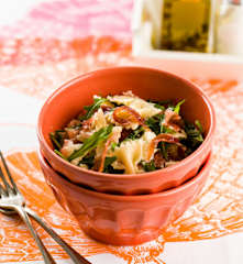 Salada de laços com presunto, rúcula e mozarela